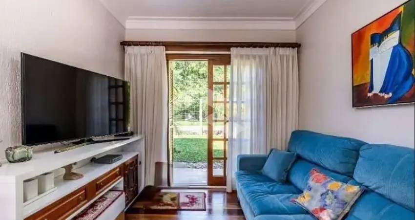 Casa de 149m2, com jardim, hall de entrada, living em piso de madeira