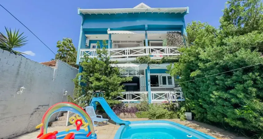 Casa de três pisos com piscina