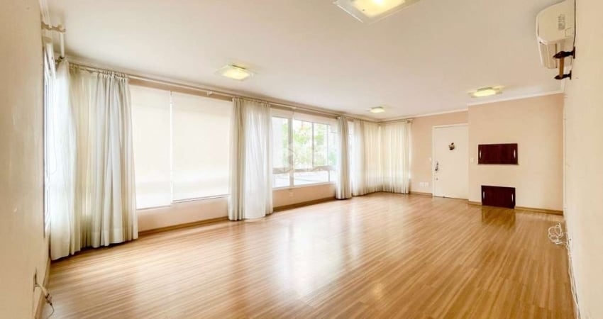 Amplo apartamento com espaçosa sala de estar equipada com churrasqueira, 3 dormitórios, sendo 1 suíte, no bairro  Moinhos de Vento em Porto Alegre