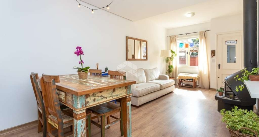 Excelente Casa Sobrado com 3 dormitórios, suíte, lavabo, lareira, pátio com churrasqueira e vaga de garagem no bairro Teresópolis