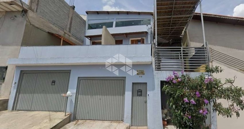 Vendo Casa 250 m2 4 Dormitórios, 1 suíte + Kitnet, 2 vagas de garagem no Parque Monte Alegre, Taboão da Serra-SP