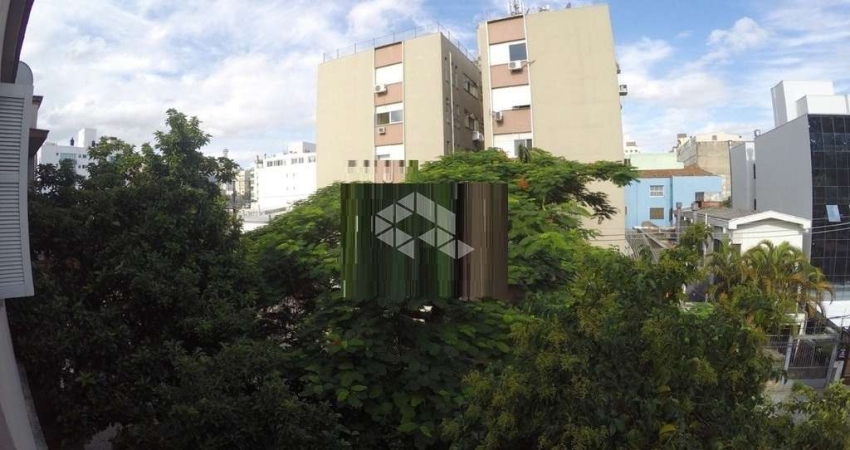 Predio com 3 apartamentos e 3 lojas todos alugados esquina protasio alves.