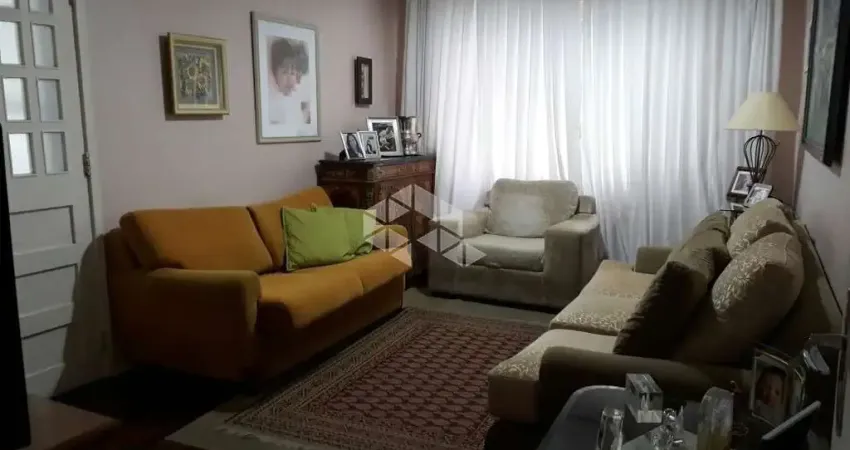 Predio inteiro de 3 andares com 2 apartamentos e 3 vagas de garagem.