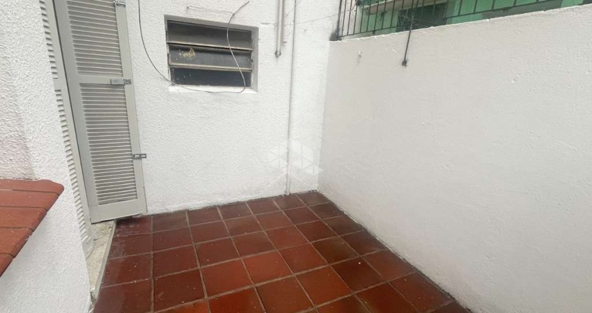 Apartamento JK, reformado, no bairro Bom Fim, junto a Redenção