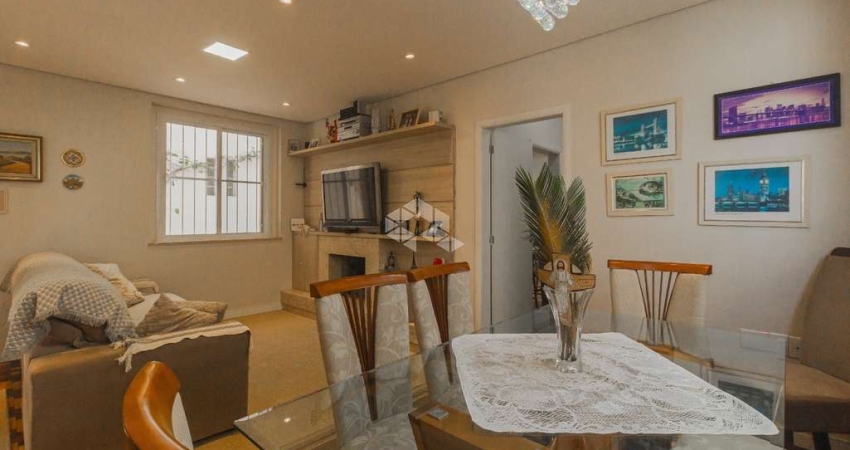 Casa à venda com 295m², 5 quartos, 3 suites, 5 vagas, lareira e piscina.