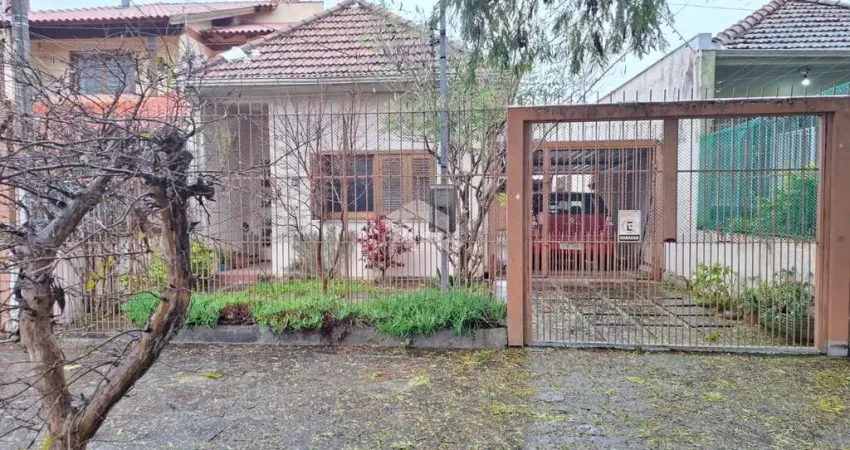 Casa 2 dormitórios, 2 banheiros, 6 vagas, pátio, churrasquiera, lavanderia, gradeada,