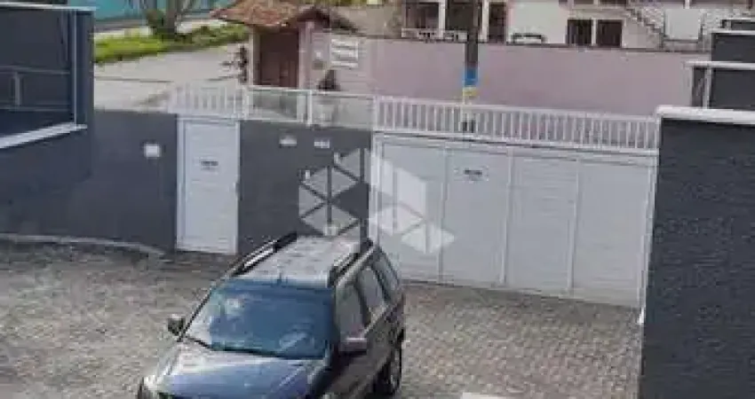 Sobrado com 3 suítes à 150 metros da praia de Massaguaçu, Caraguatatuba