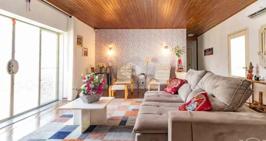 Casa residencial com 02 pavimentos, composta de 04 dormitórios sendo 2 suítes e com 02 vagas de garagem no bairro santana