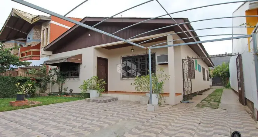 Casa no bairro Guarujá em Porto Alegre, com 3 dormitórios e pátio
