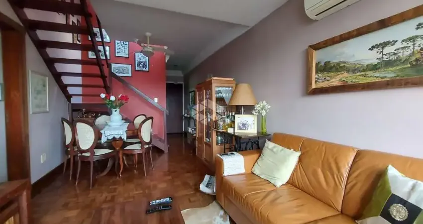 Cobertura de 2 dormitórios, living em Parquet, banheiro social, cozinha montada e w.c.auxiliar