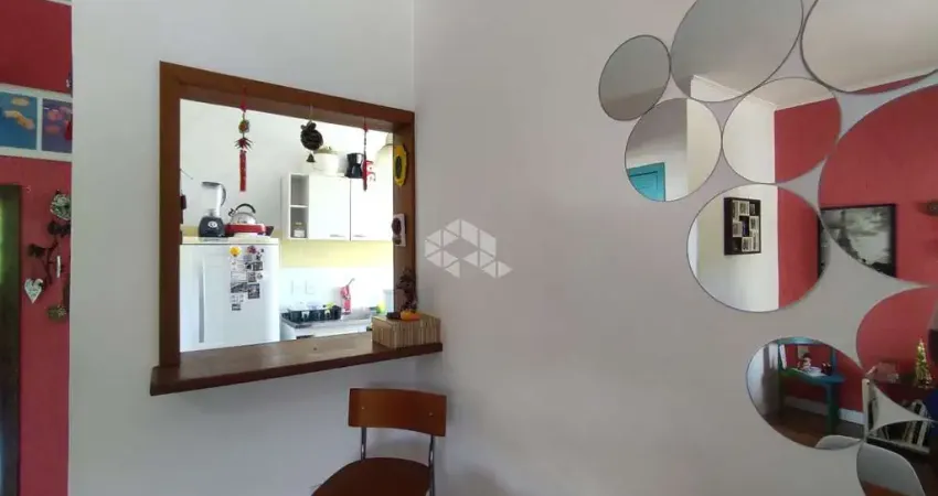 Dois dormitórios, ao lado do supermercado, na Azenha, reformado, com elevador.