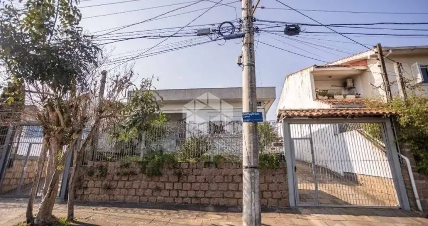 Casa com 2 dormitórios, com 4 vagas,  no Bairro Sarandi PORTO ALEGRE RS