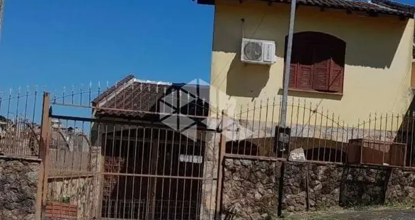 Casa com 3 quartos à venda na Avenida Teresina, 249, Medianeira, Porto Alegre