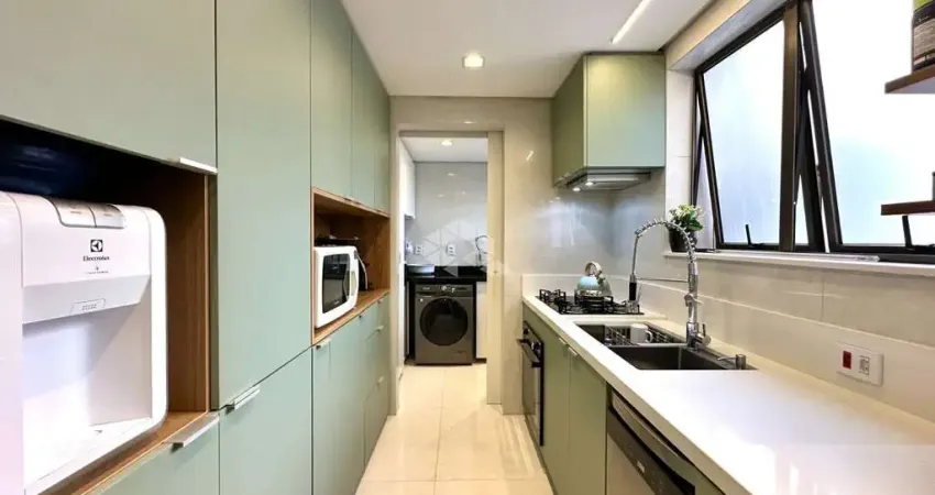 Apartamento 2 dormitórios, 1 suite, com 1 vaga, reformado e semi mobiliado no bairro petrópolis em porto alegre