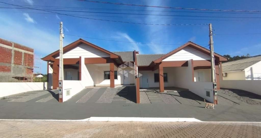 Geminado novo com 2 dormitórios e pátio em Santa Cruz do Sul