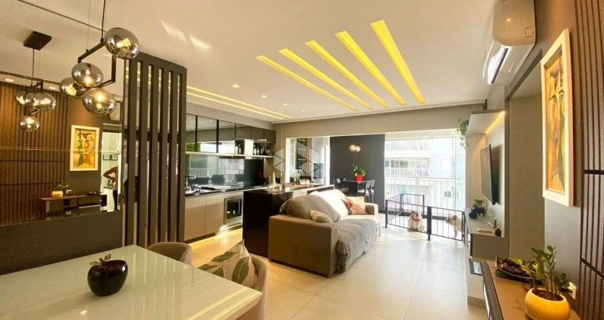 APARTAMENTO SOMIMOBILIADO COM 2 DORMITÓRIOS E AMPLA SACADA