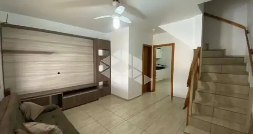 Casa duplex com 2 dormitórios e pátio em Santa Cruz do Sul