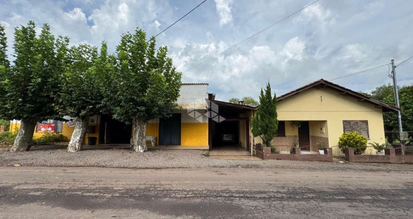 Casa com 3 dormitórios, pátio e espaço comercial em Vera Cruz