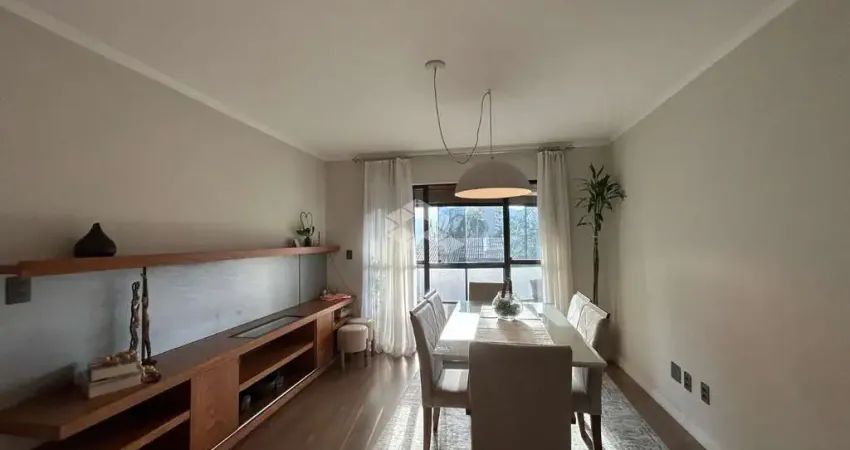 Apartamento central com 2 dormitórios sendo uma suíte.
