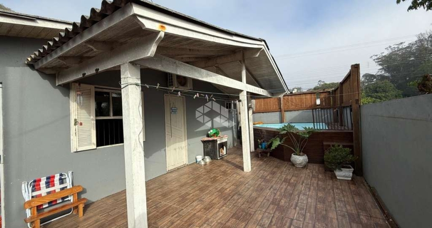 Casa de esquina, 03 dormitórios e piscina no Bairro Aliança