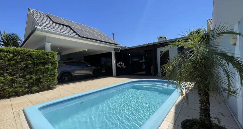 Casa de esquina semimobiliada, 03 dormitórios (01 suíte) e piscina no centro de vera cruz.