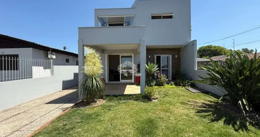 Casa ampla, semimobiliada, com 3 dormitórios e pátio fechado