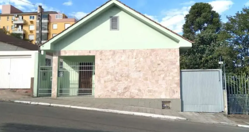 Casa à venda no Centro de Santa Maria.