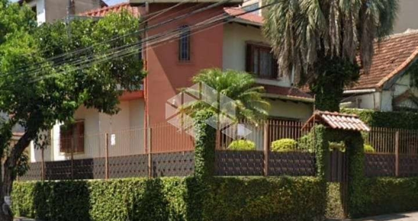 Ótima Casa de esquina com 240 m² e 4 quartos à venda no bairro Partenon.