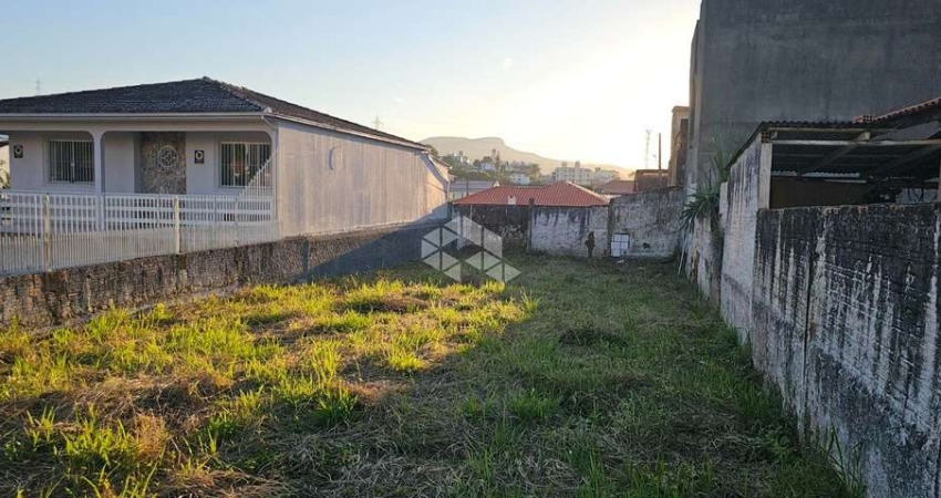 TERRENO NO BAIRRO PICADAS DO SUL, EM SÃO JOSÉ, SC, MEDINDO 300M² DE ÁREA TOTAL.