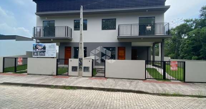 CASA SOBRADO LOTEAMENTO LISBOA I I I, NO BAIRRO FORQUILHAS, EM SÃO JOSÉ, SC, SACADA, 02 DORMITÓRIOS SENDO 02 SUÍTES, 02 VAGAS DE GARAGEM.