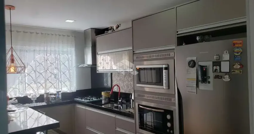 CASA MOBILIADA NO BAIRRO ROÇADO, EM SÃO JOSÉ, SC, TERRAÇO, CHURRASQUEIRA, 03 DORMITÓRIOS, 04 VAGAS DE GARAGEM.