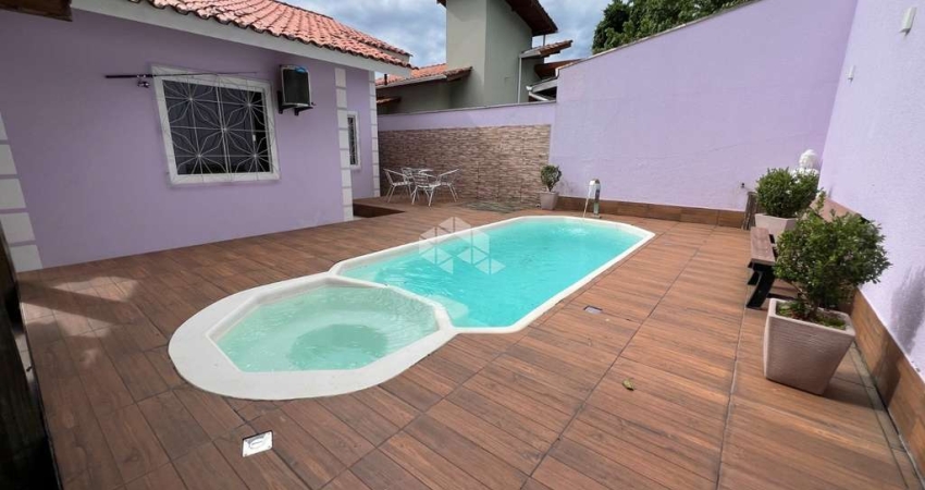 CASA RESIDENCIAL NO BAIRRO FORQUILHAS, EM SÃO JOSÉ, SC, SEMI-MOBILIADA, ESPAÇO GOURMET, CHURRASQUEIRA, 02 DORMITÓRIOS, 04 VAGAS DE GARAGEM