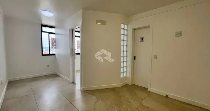 SALA COMERCIAL NO BAIRRO CAMPINAS, EM SÃO JOSÉ, SC, MEDINDO 41,32M² DE ÁREA TOTAL, COPA COZINHA, E 01 LAVABO.