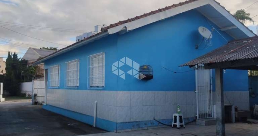 CASA NO BAIRRO PRAIA COMPRIDA, EM SÃO JOSÉ, SC, 06 DORMITÓRIOS, 04 KITNETS, USO COMERCIAL.