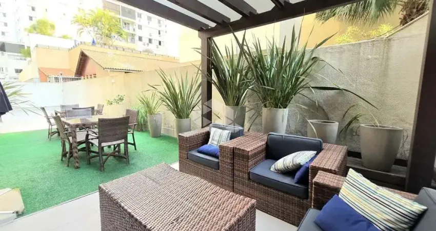 Lindo garden no centro de floripa com 93m² de área interna e 210m² de área privativa total.