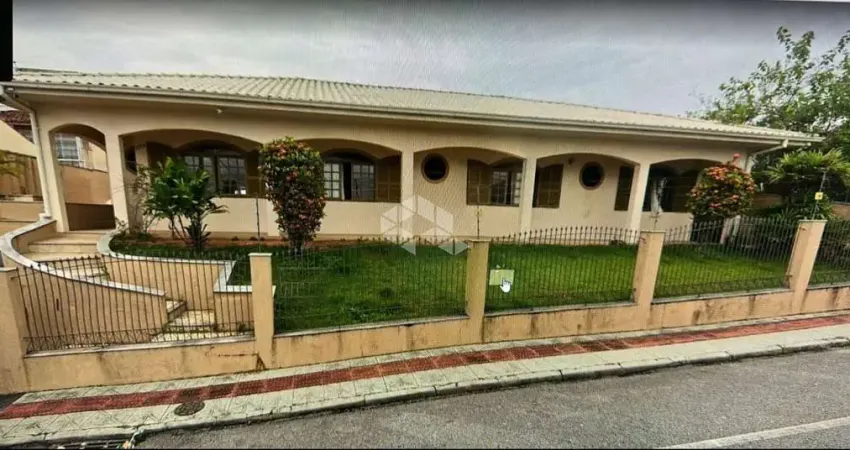 Casa ampla com excelente viabilidade para ampliação e uso comercial