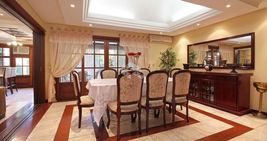 Casa à venda com 4 suítes, totalmente mobiliada na Chácara das Pedras.