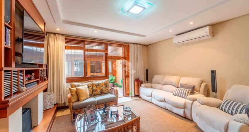 Casa em condomínio na Tristeza com 311,20 m² ,  em condomínio com pier privativo.