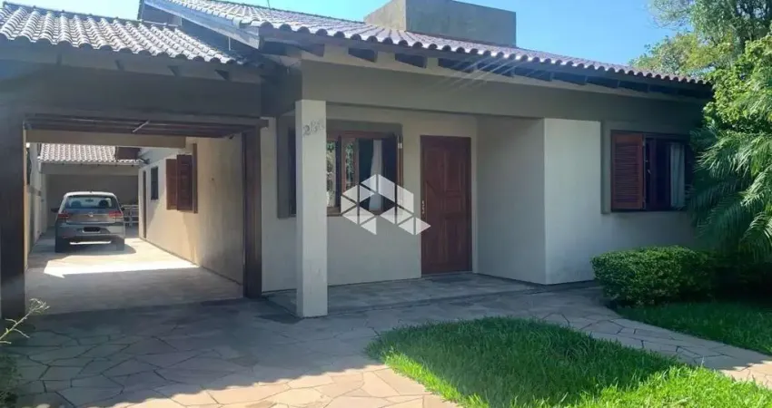Casa com 3 dormitórios, suíte, 182m², térrea, 8 vagas, Bairro Guarujá.