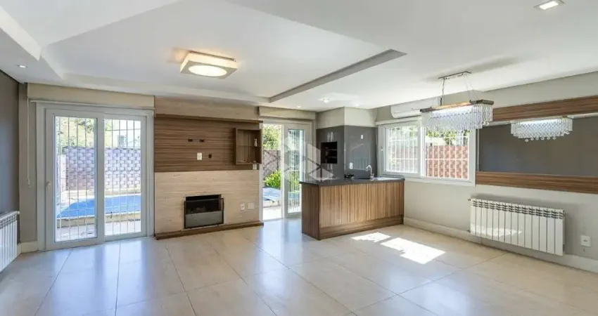 Casa em Condomínio com 4 suítes,  pátio com piscina próximo da Orla no Bairro Vila Assunção na Zonal Sul de Porto Alegre.