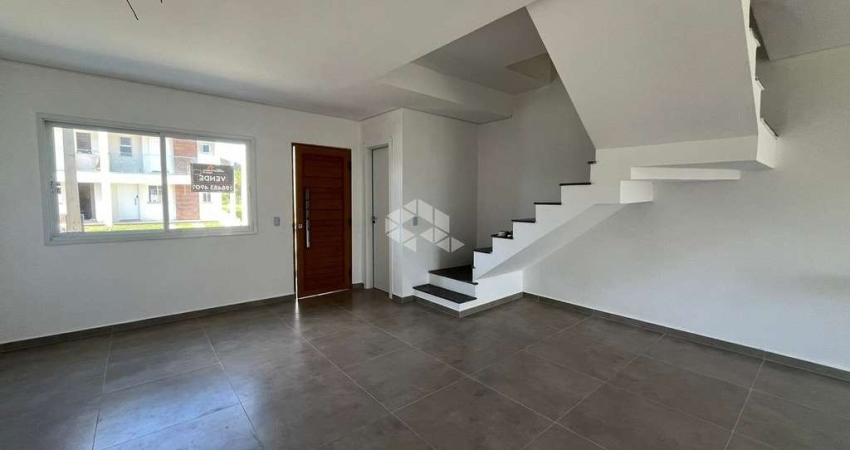 Casa estilo sobrado em condomínio fechado com infra, 2 suítes, pátio e 2 vagas