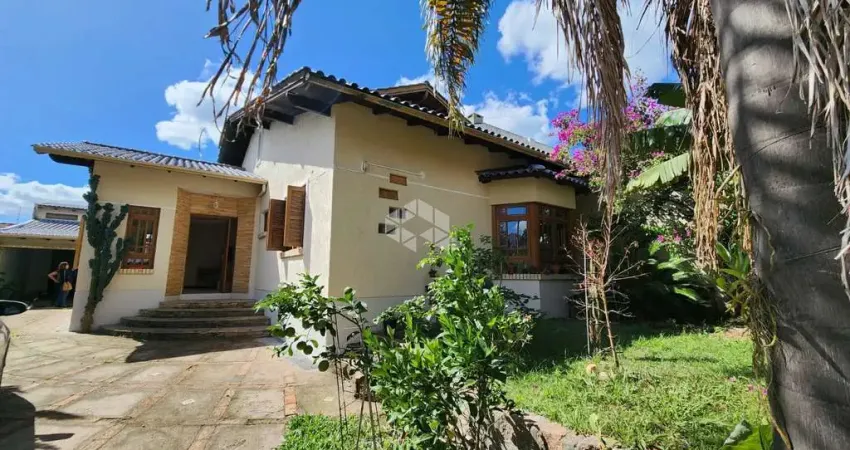 Casa térrea e desocupada no Bairro  Espírito Santo, Porto Alegre.