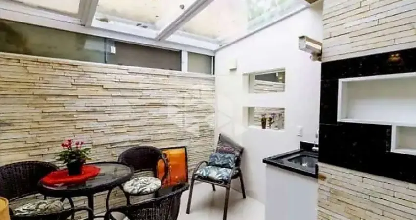 Sobrado em condomínio fechado de 3 quartos com 108m² no bairro Partenon