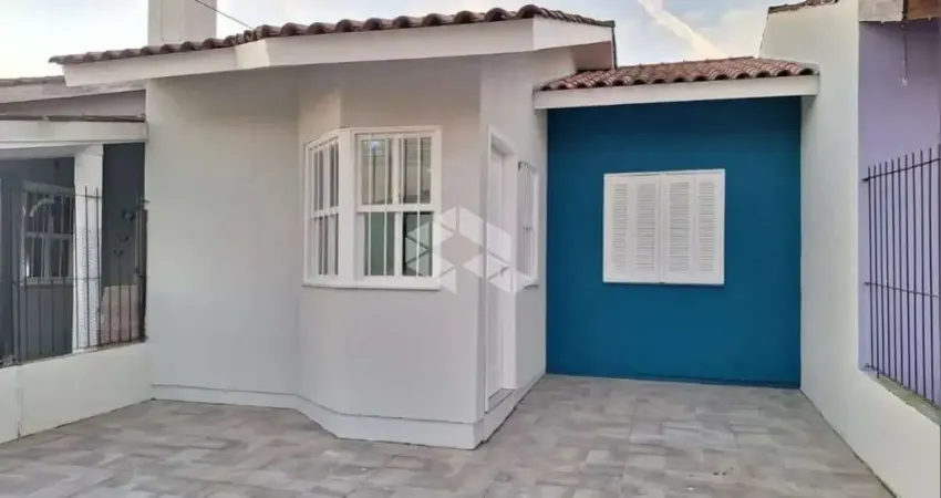 Casa em condominio térrea desocupada no Bairro Restinga
