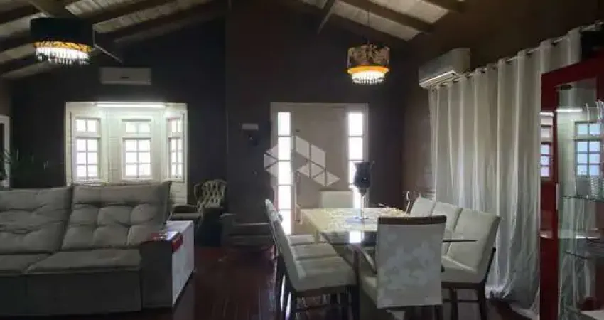 CASA ESTILO COLONIAL DE 03 DORMITÒRIOS NO PARQUE SANTA FÈ.