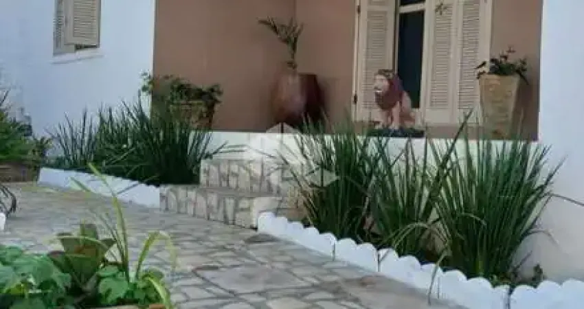 CASA DE TRES DORMITORIOS A VENDA