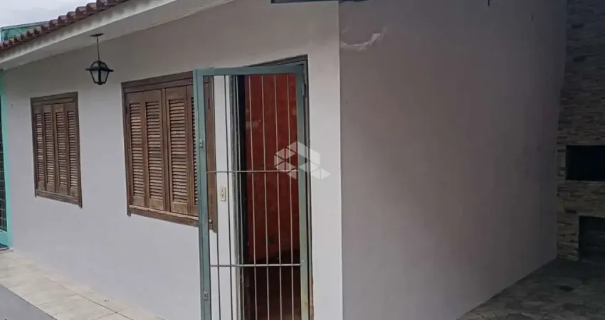 Casa em condomínio com 2 quartos, área de serviço, cozinha e sala conjugada, gargem