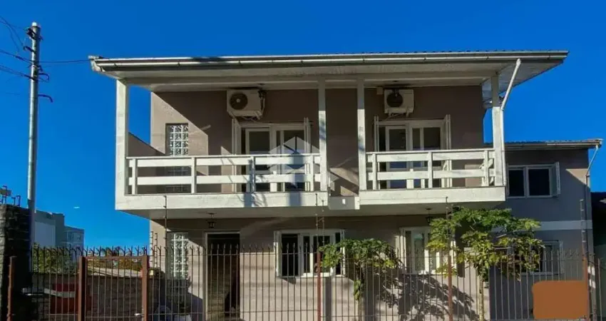 Casa com 2 moradias, 6 quartos no Colina Sorriso.
