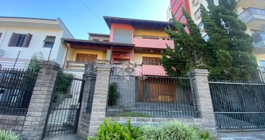 Casa três andares com 407 m² privativos no Bairro Colina Sorriso.