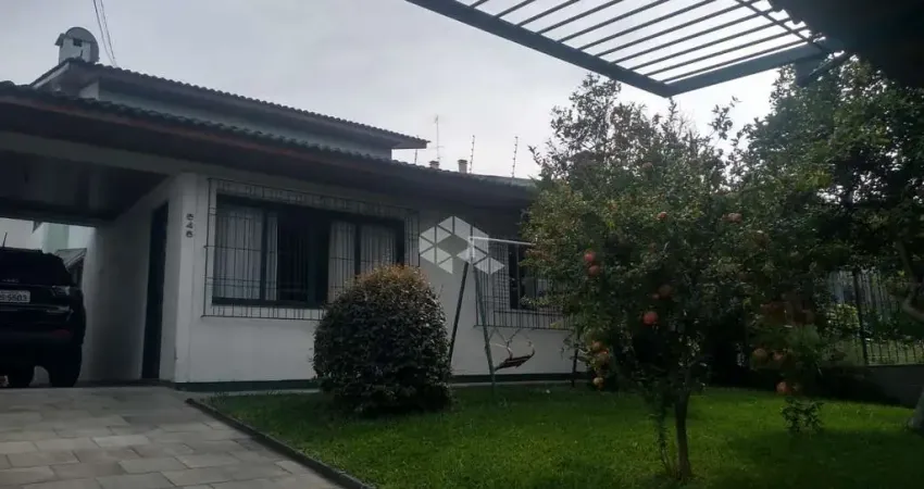 CASA DE DOIS PAVIMENTOS, E MUITO ESPAÇO PARA FAMILÍA INTEIRA